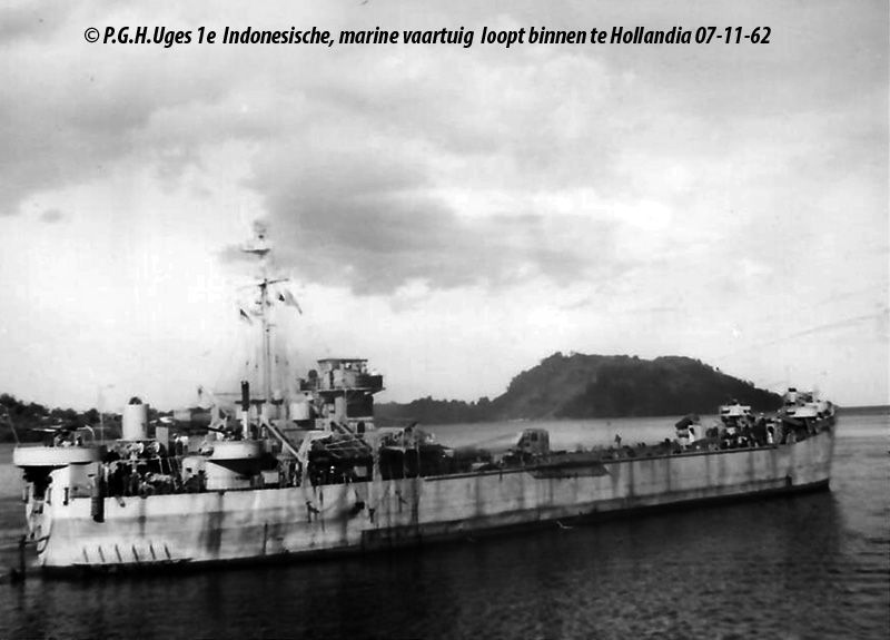 Eerste Indonesische vaartuig loopt binnen te Hollandia 7 november 1962